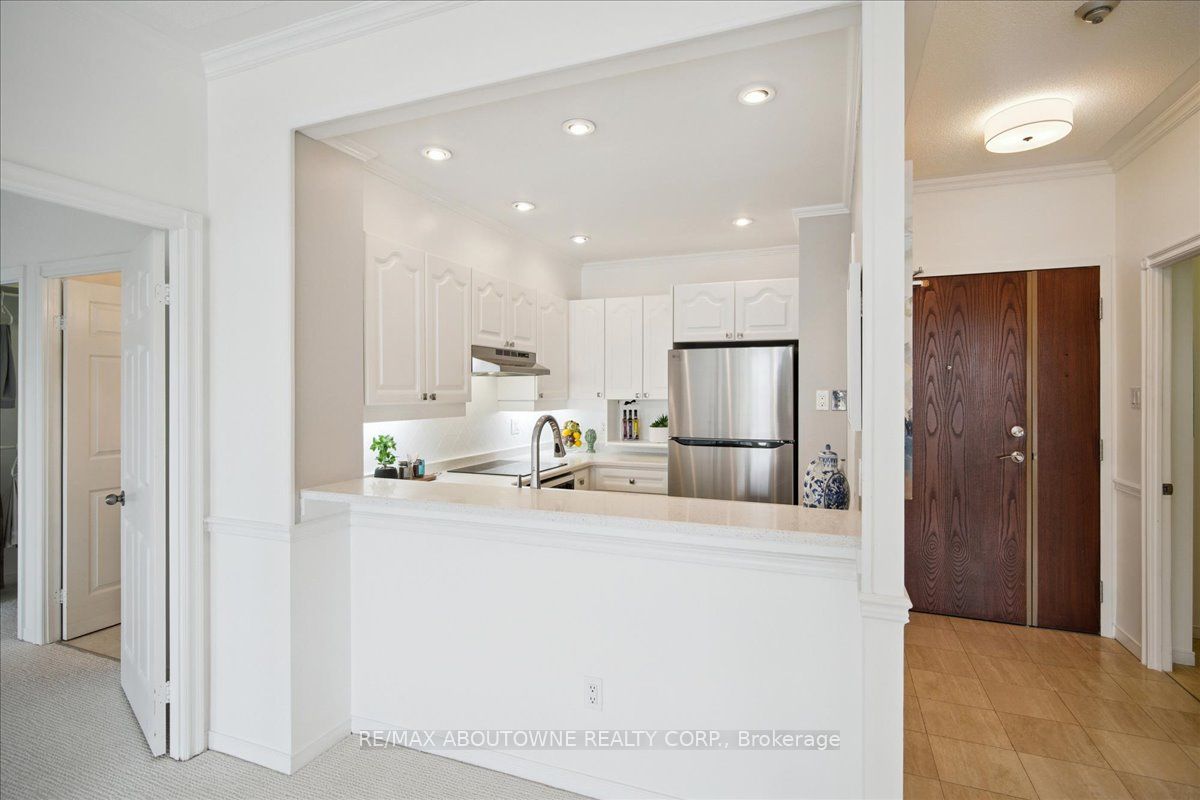 14 – 2511 Lakeshore Road, Oakville ‣ W12485643 14 – 2511 Lakeshore Road, Oakville ‣ W12485643