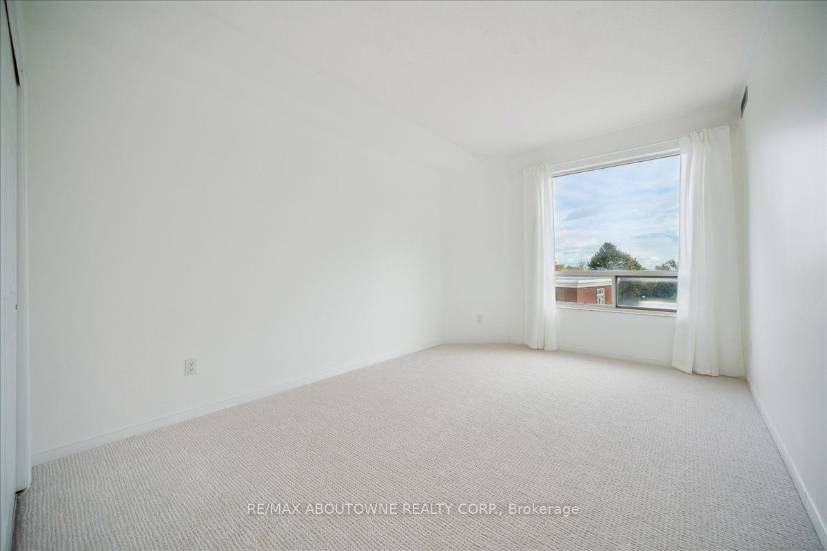 14 – 2511 Lakeshore Road, Oakville ‣ W12485643 14 – 2511 Lakeshore Road, Oakville ‣ W12485643