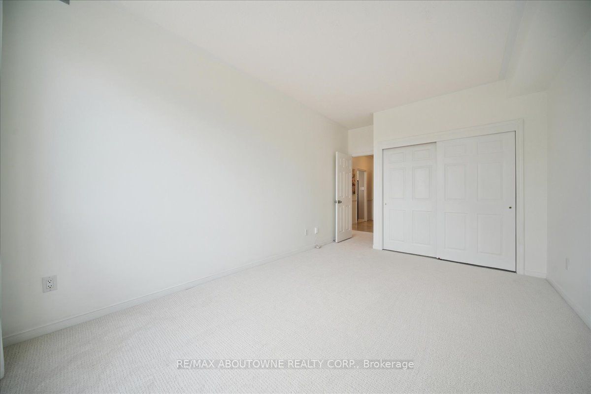 14 – 2511 Lakeshore Road, Oakville ‣ W12485643 14 – 2511 Lakeshore Road, Oakville ‣ W12485643