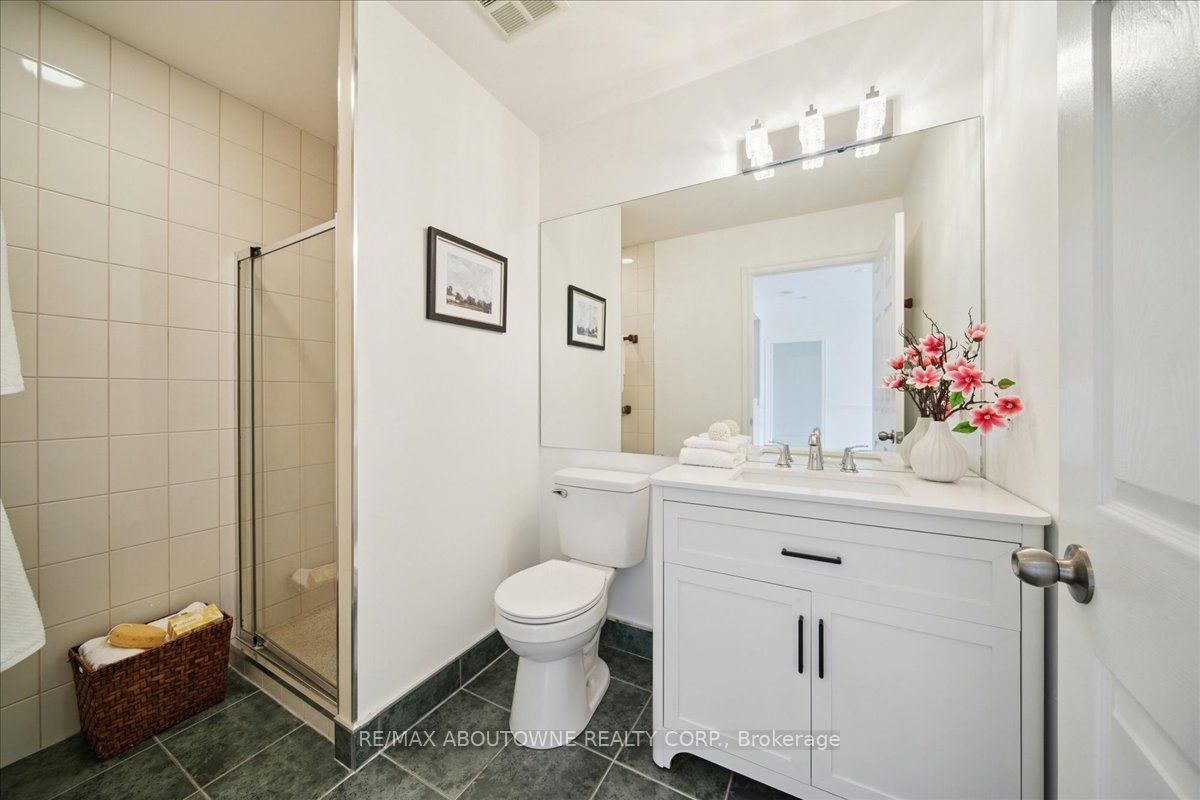 14 – 2511 Lakeshore Road, Oakville ‣ W12485643 14 – 2511 Lakeshore Road, Oakville ‣ W12485643