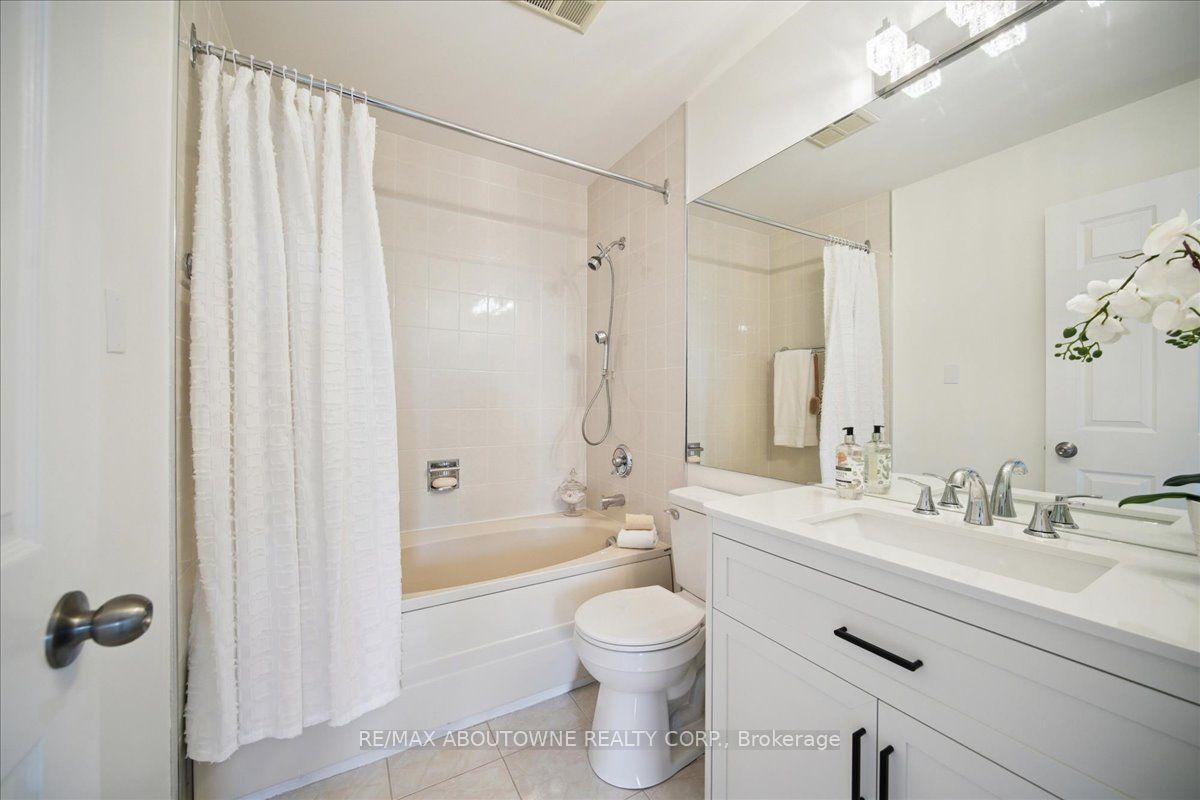 14 – 2511 Lakeshore Road, Oakville ‣ W12485643 14 – 2511 Lakeshore Road, Oakville ‣ W12485643