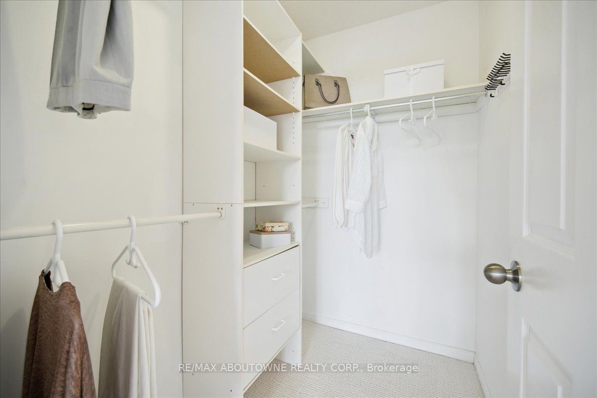 14 – 2511 Lakeshore Road, Oakville ‣ W12485643 14 – 2511 Lakeshore Road, Oakville ‣ W12485643