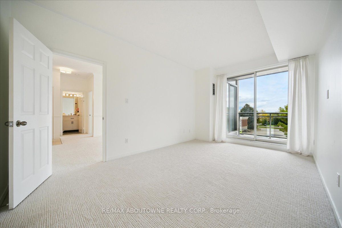 14 – 2511 Lakeshore Road, Oakville ‣ W12485643 14 – 2511 Lakeshore Road, Oakville ‣ W12485643