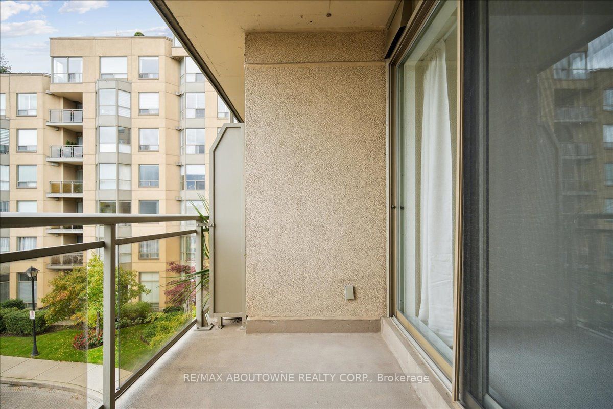 14 – 2511 Lakeshore Road, Oakville ‣ W12485643 14 – 2511 Lakeshore Road, Oakville ‣ W12485643