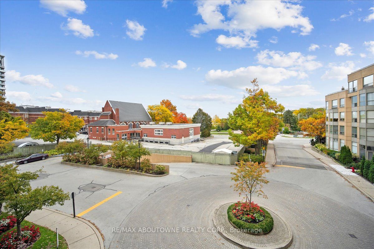 14 – 2511 Lakeshore Road, Oakville ‣ W12485643 14 – 2511 Lakeshore Road, Oakville ‣ W12485643