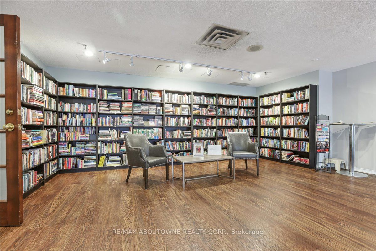 14 – 2511 Lakeshore Road, Oakville ‣ W12485643 14 – 2511 Lakeshore Road, Oakville ‣ W12485643