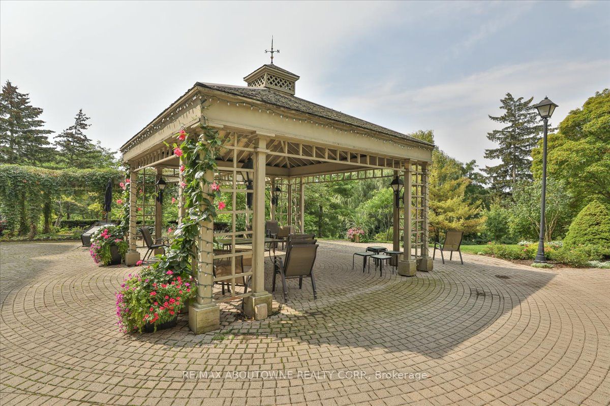 14 – 2511 Lakeshore Road, Oakville ‣ W12485643 14 – 2511 Lakeshore Road, Oakville ‣ W12485643