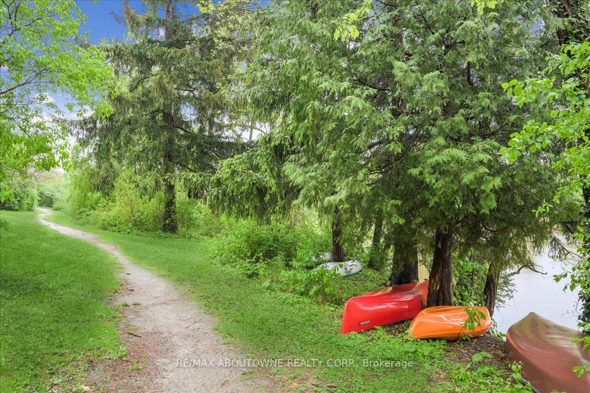 14 – 2511 Lakeshore Road, Oakville ‣ W12485643 14 – 2511 Lakeshore Road, Oakville ‣ W12485643