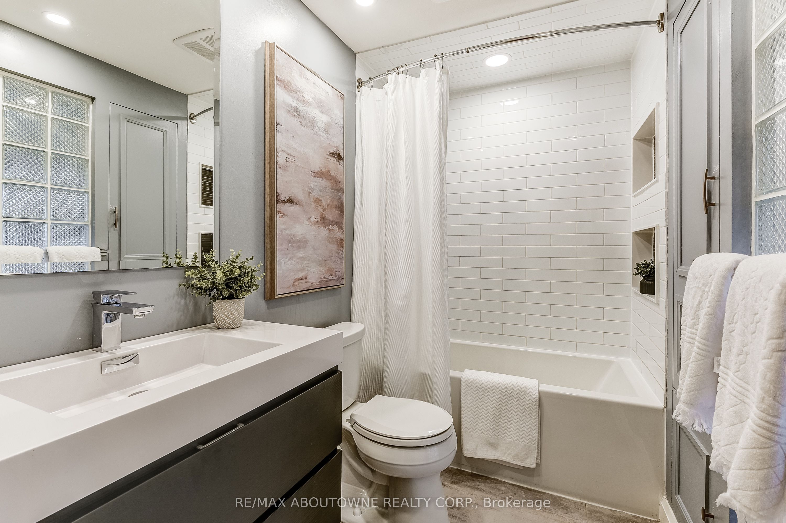 6 – 2 Bradbrook Road, Toronto W08 ‣ W12486261 6 – 2 Bradbrook Road, Toronto W08 ‣ W12486261