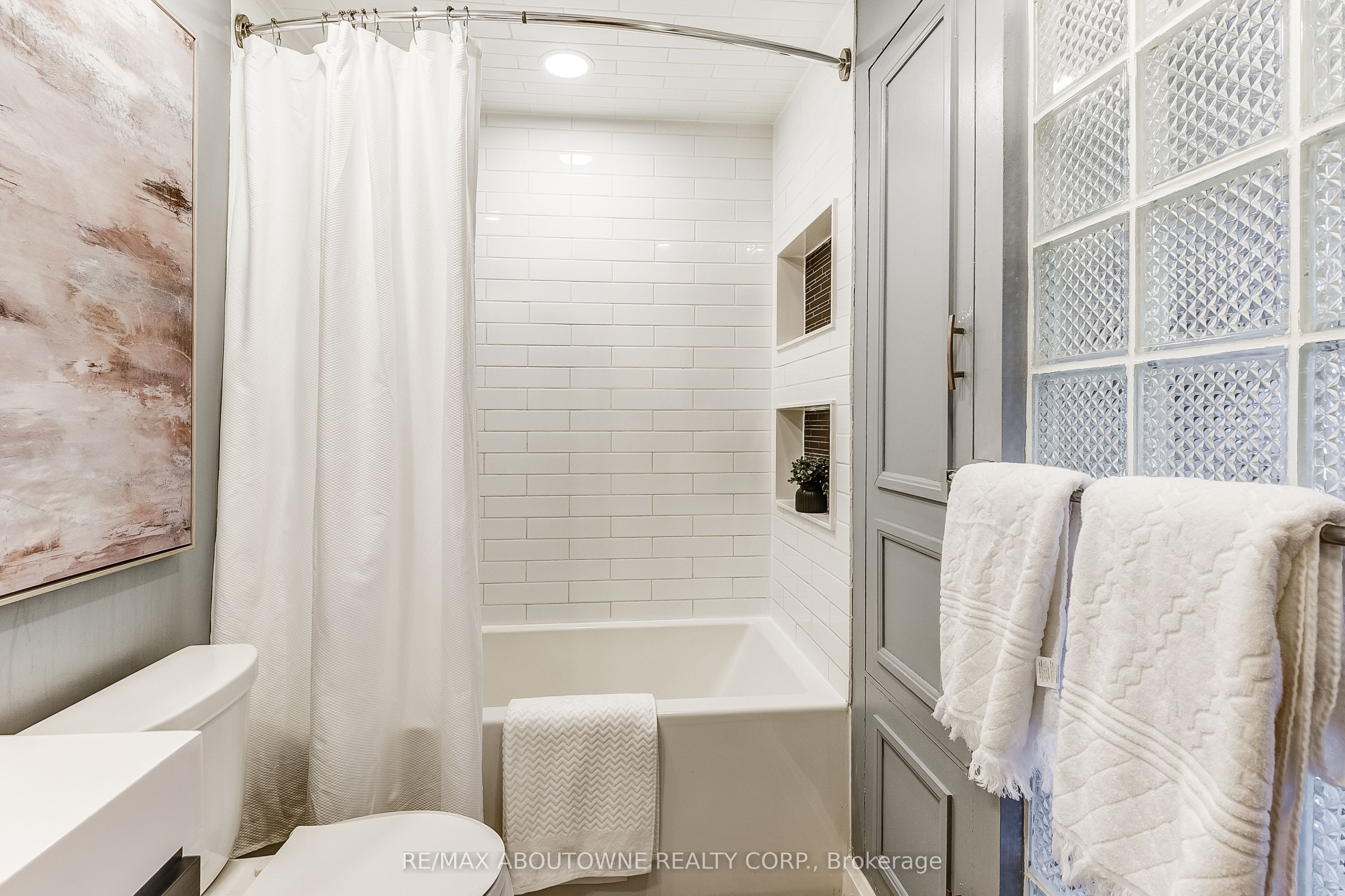 6 – 2 Bradbrook Road, Toronto W08 ‣ W12486261 6 – 2 Bradbrook Road, Toronto W08 ‣ W12486261