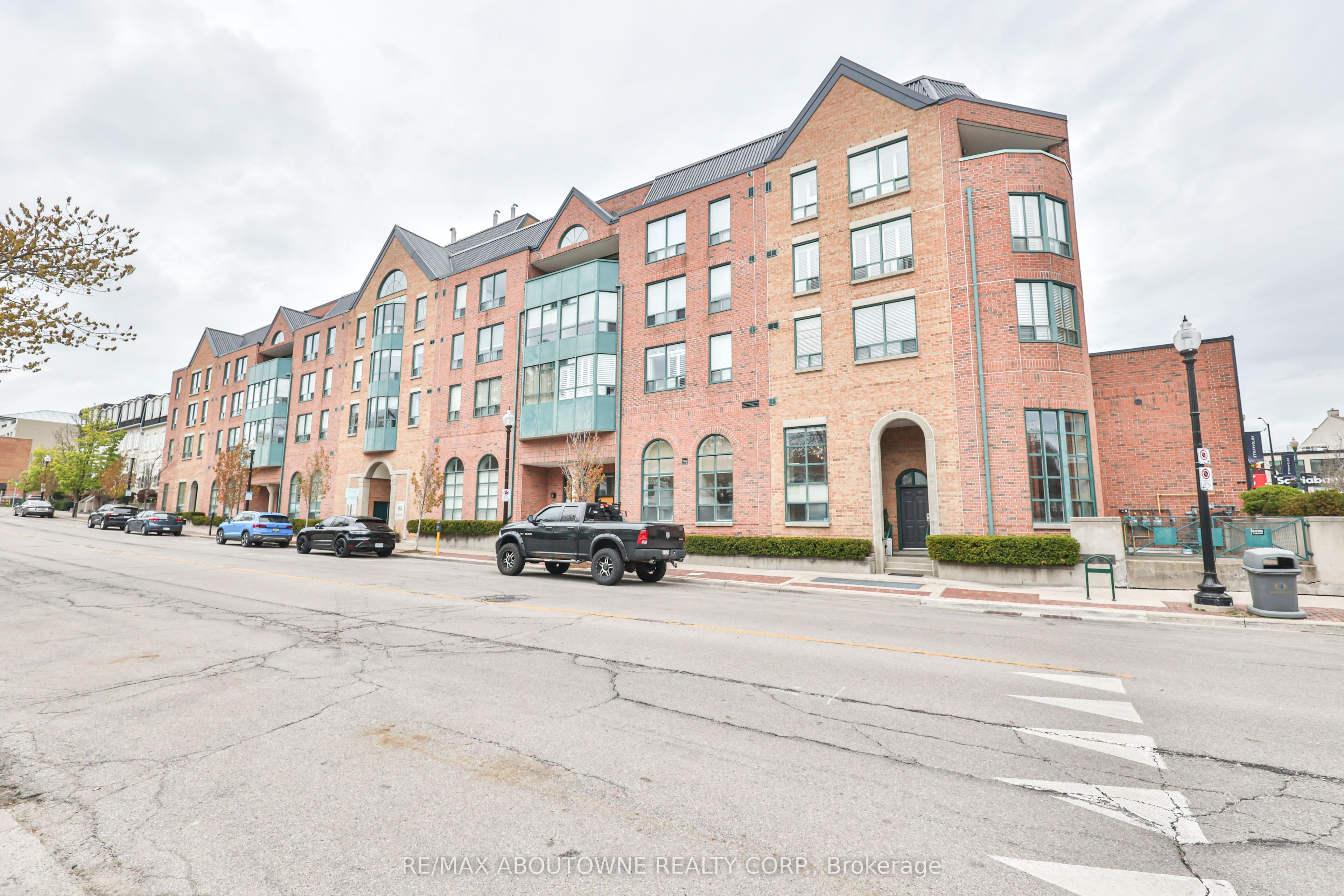 15 – 185 Robinson Street, Oakville ‣ W12502118 15 – 185 Robinson Street, Oakville ‣ W12502118