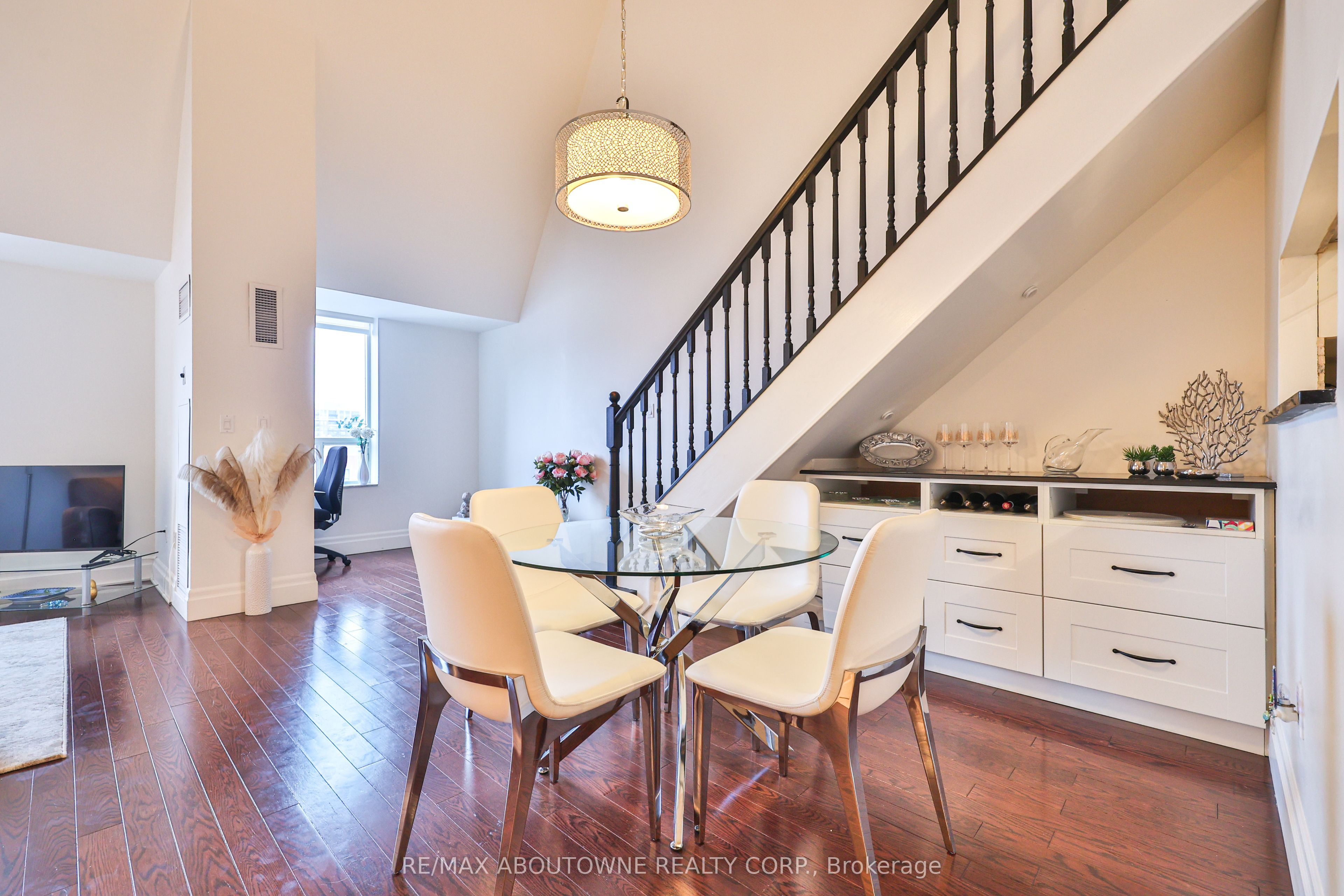 15 – 185 Robinson Street, Oakville ‣ W12502118 15 – 185 Robinson Street, Oakville ‣ W12502118