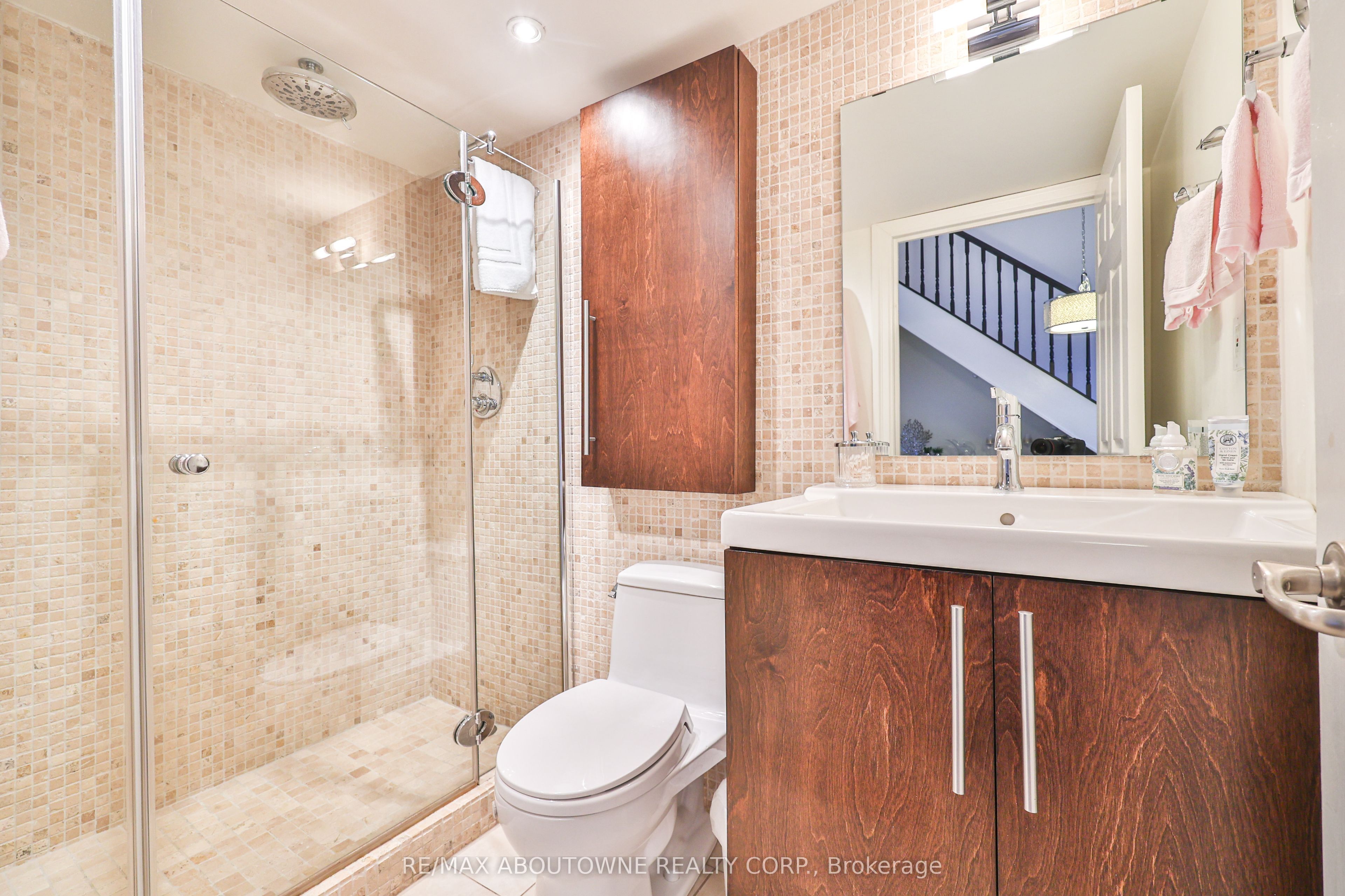 15 – 185 Robinson Street, Oakville ‣ W12502118 15 – 185 Robinson Street, Oakville ‣ W12502118