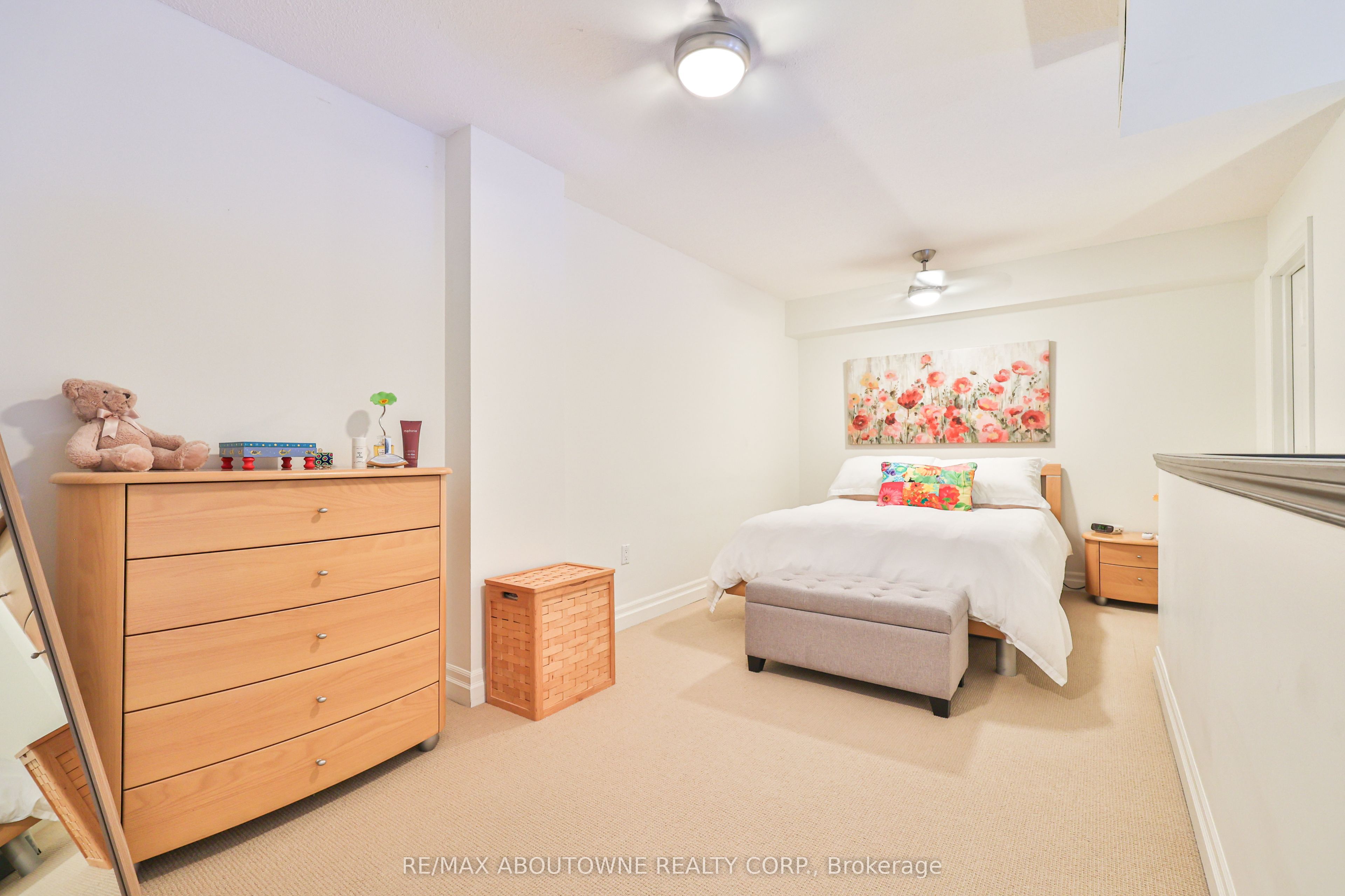 15 – 185 Robinson Street, Oakville ‣ W12502118 15 – 185 Robinson Street, Oakville ‣ W12502118