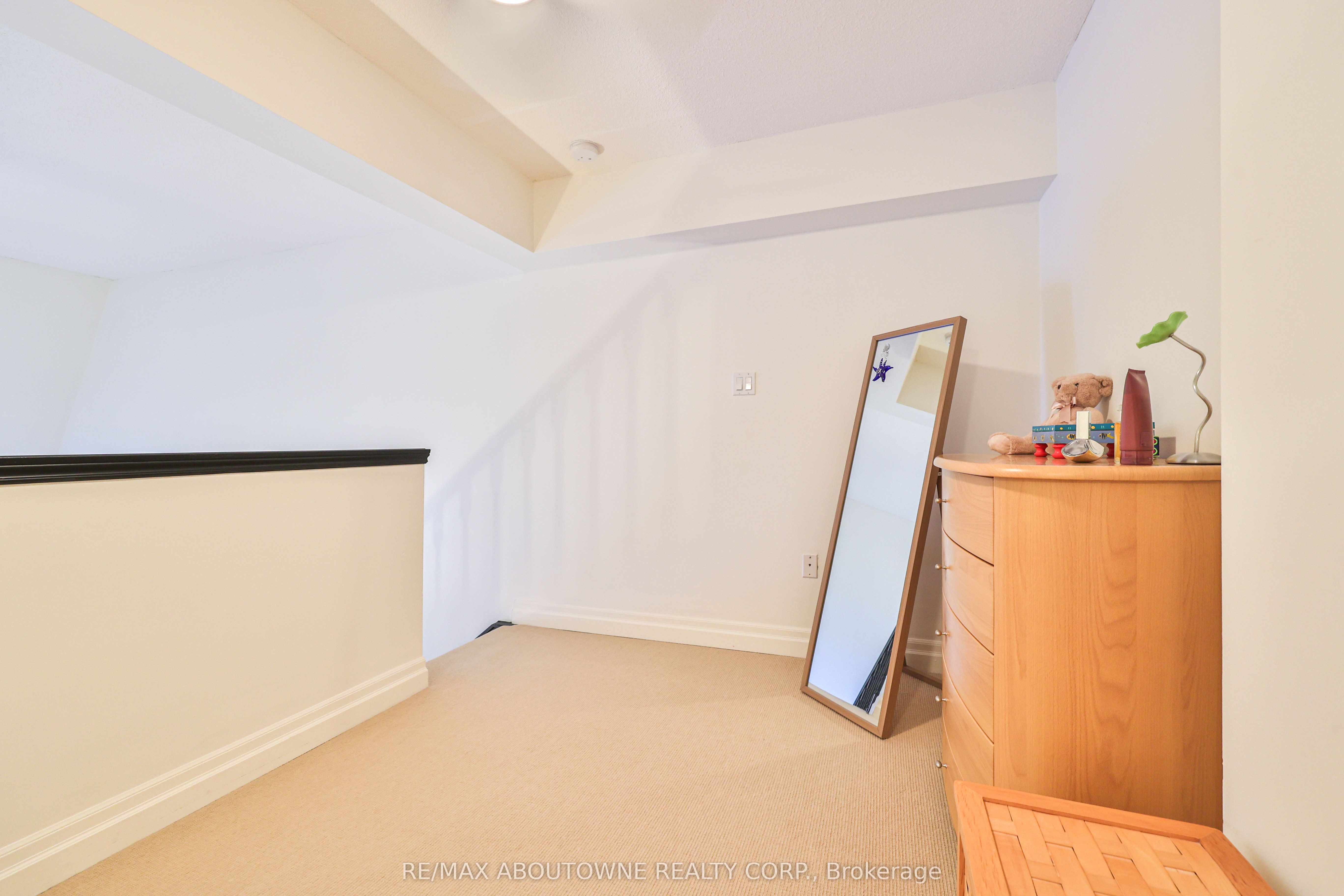 15 – 185 Robinson Street, Oakville ‣ W12502118 15 – 185 Robinson Street, Oakville ‣ W12502118