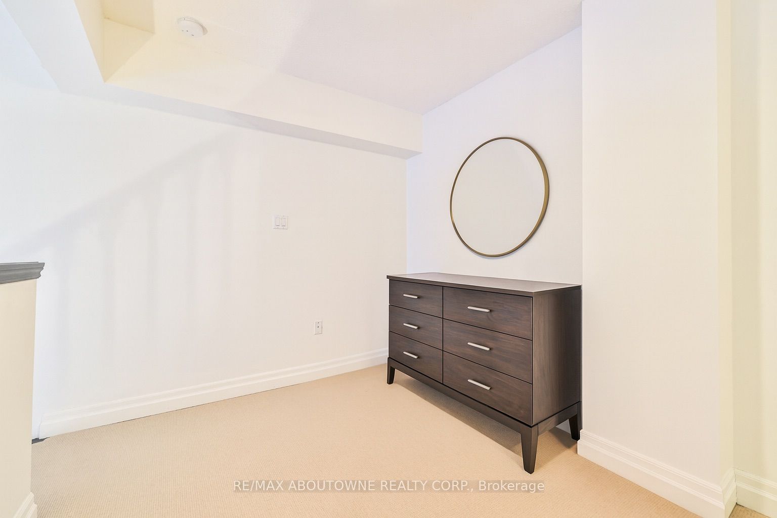 15 – 185 Robinson Street, Oakville ‣ W12502118 15 – 185 Robinson Street, Oakville ‣ W12502118