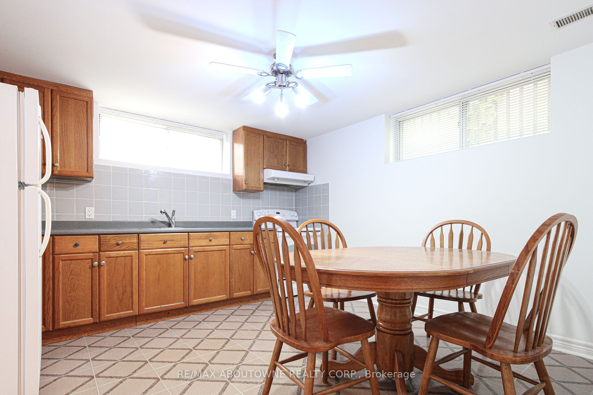 34 Glenmanor Drive, Oakville ‣ W12509616 34 Glenmanor Drive, Oakville ‣ W12509616