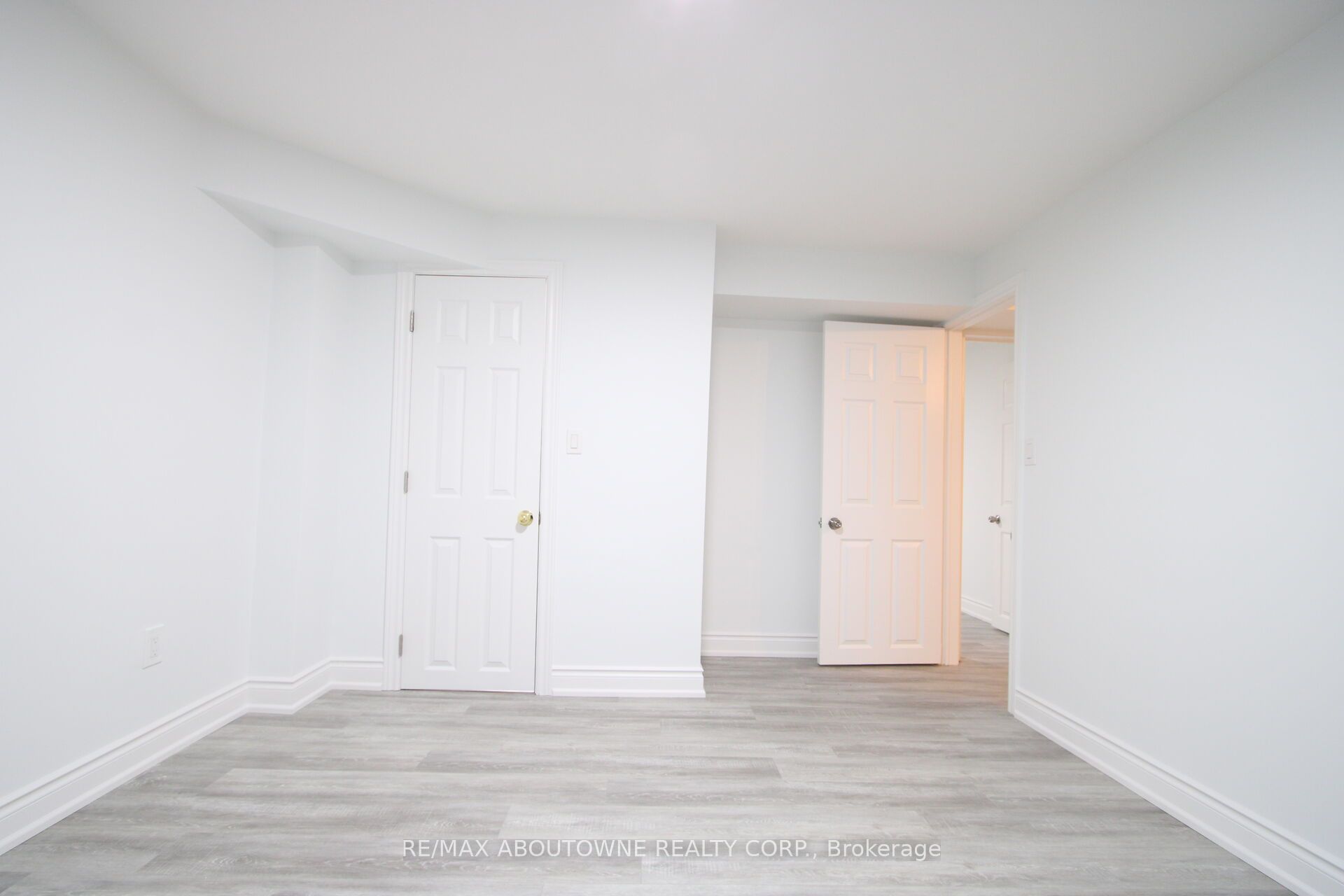 34 Glenmanor Drive, Oakville ‣ W12509616 34 Glenmanor Drive, Oakville ‣ W12509616