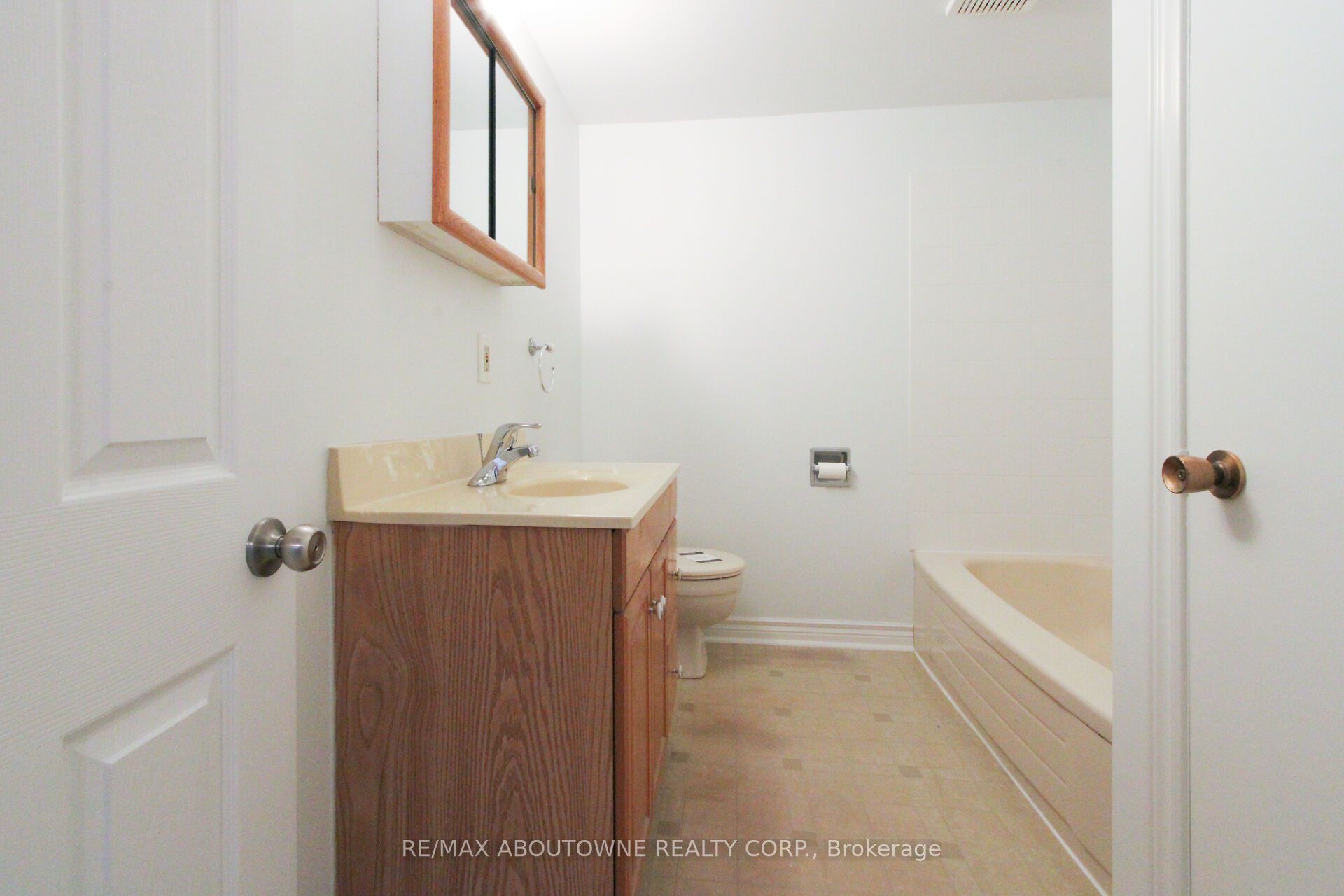 34 Glenmanor Drive, Oakville ‣ W12509616 34 Glenmanor Drive, Oakville ‣ W12509616