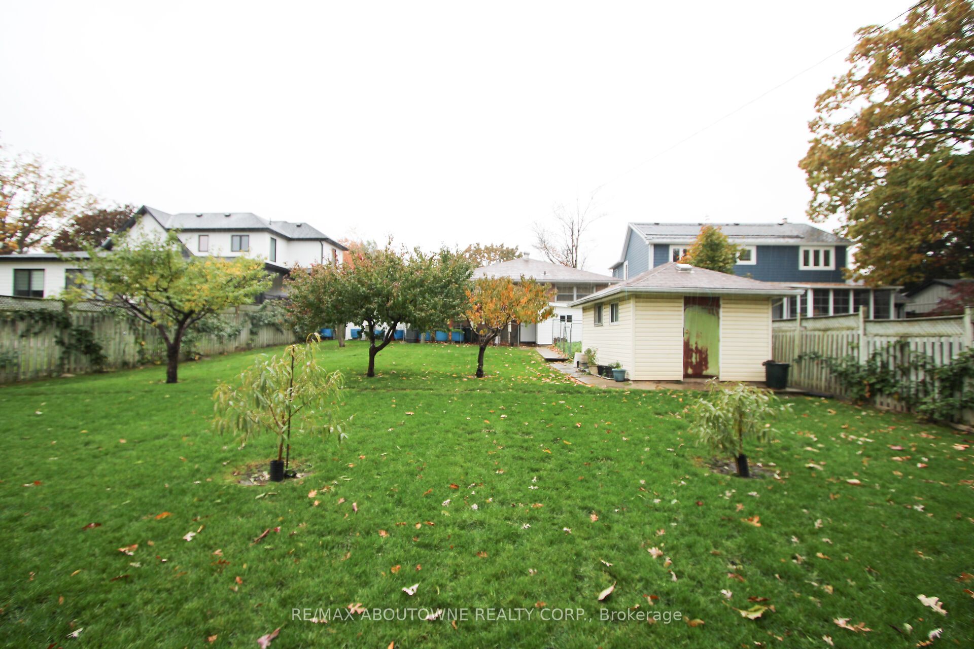 34 Glenmanor Drive, Oakville ‣ W12509616 34 Glenmanor Drive, Oakville ‣ W12509616