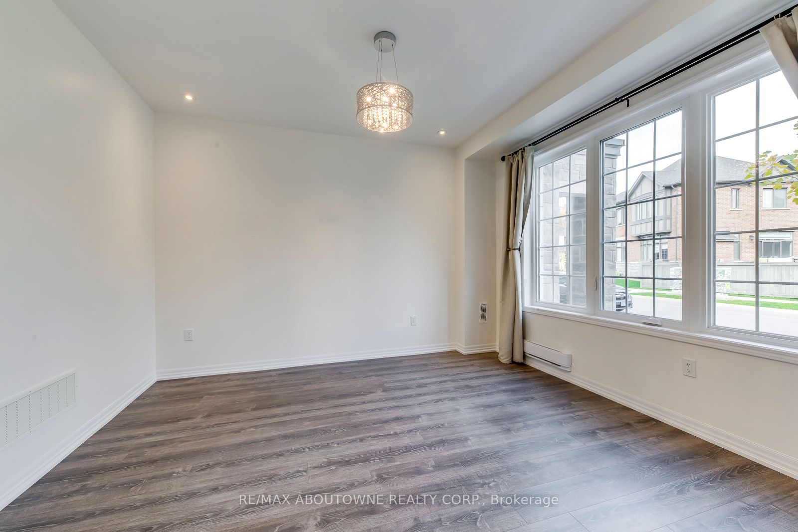 3338 Erasmum Street, Oakville ‣ W12520330 3338 Erasmum Street, Oakville ‣ W12520330