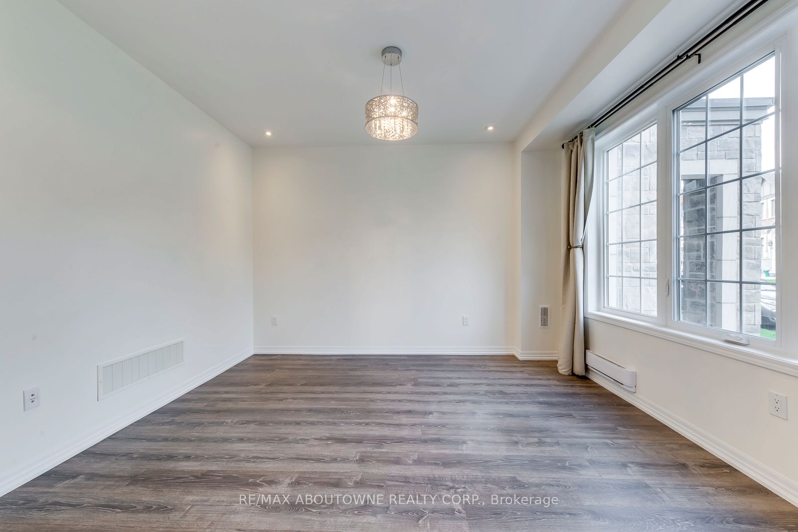 3338 Erasmum Street, Oakville ‣ W12520330 3338 Erasmum Street, Oakville ‣ W12520330