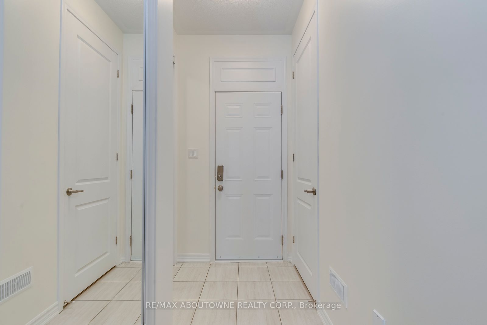 3338 Erasmum Street, Oakville ‣ W12520330 3338 Erasmum Street, Oakville ‣ W12520330