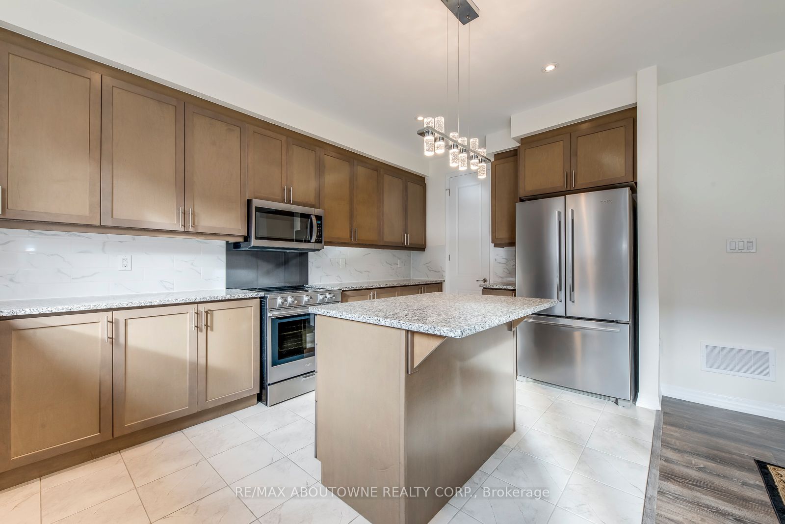 3338 Erasmum Street, Oakville ‣ W12520330 3338 Erasmum Street, Oakville ‣ W12520330