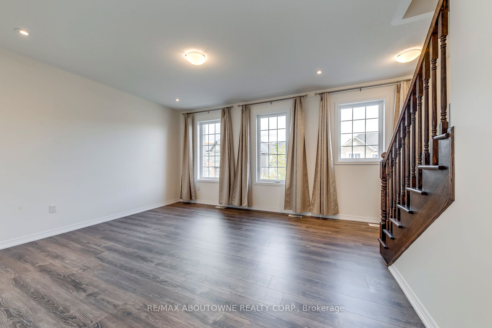 3338 Erasmum Street, Oakville ‣ W12520330 3338 Erasmum Street, Oakville ‣ W12520330