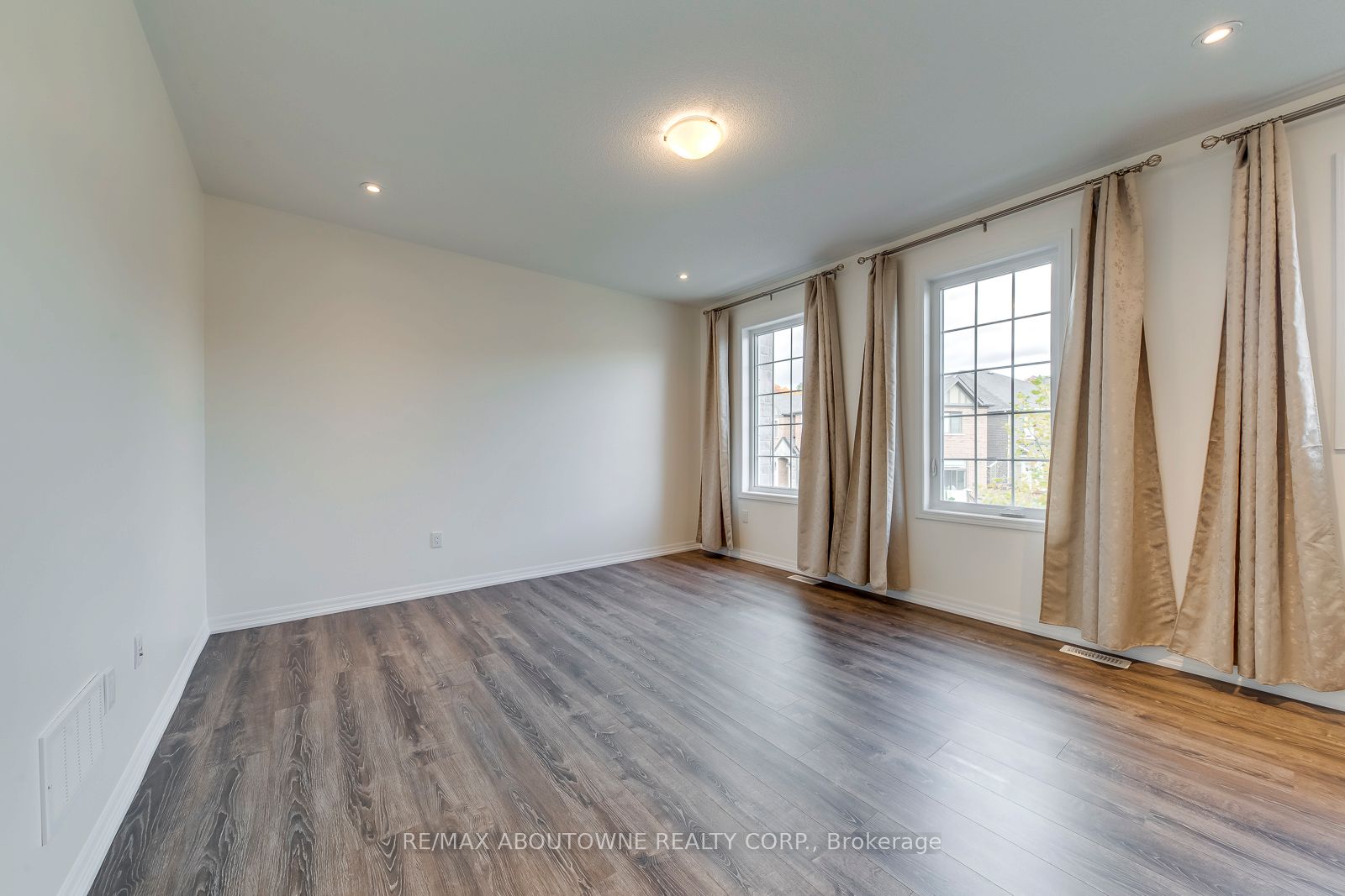 3338 Erasmum Street, Oakville ‣ W12520330 3338 Erasmum Street, Oakville ‣ W12520330