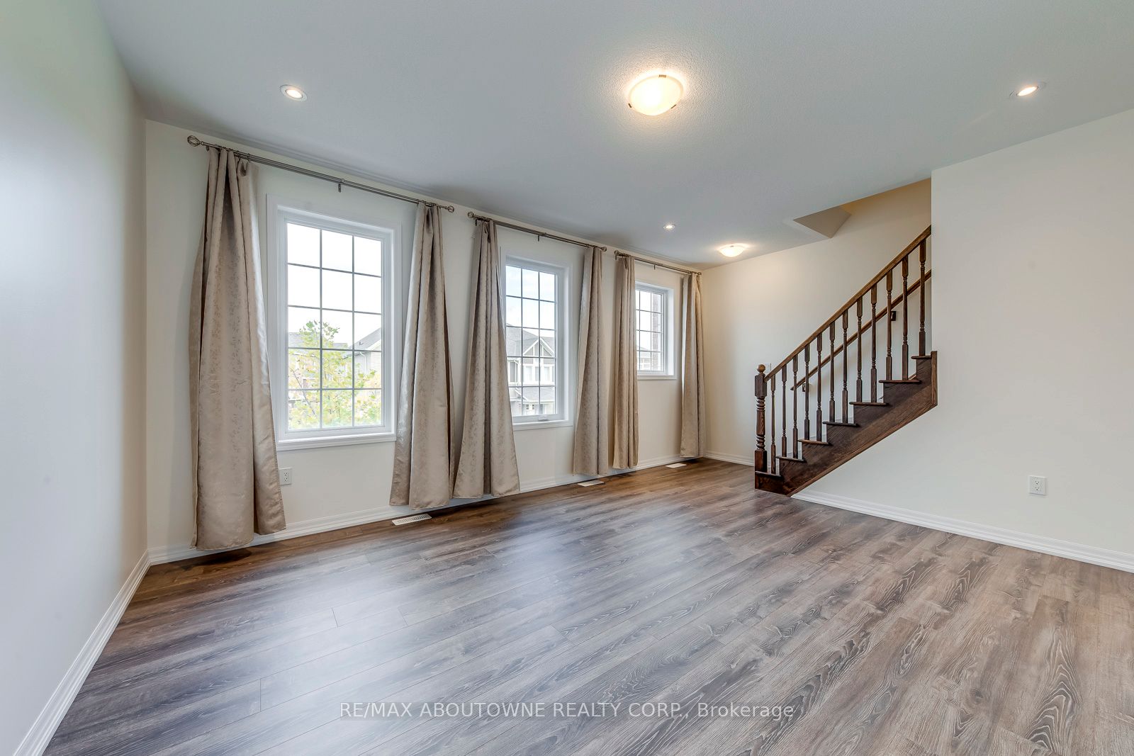 3338 Erasmum Street, Oakville ‣ W12520330 3338 Erasmum Street, Oakville ‣ W12520330