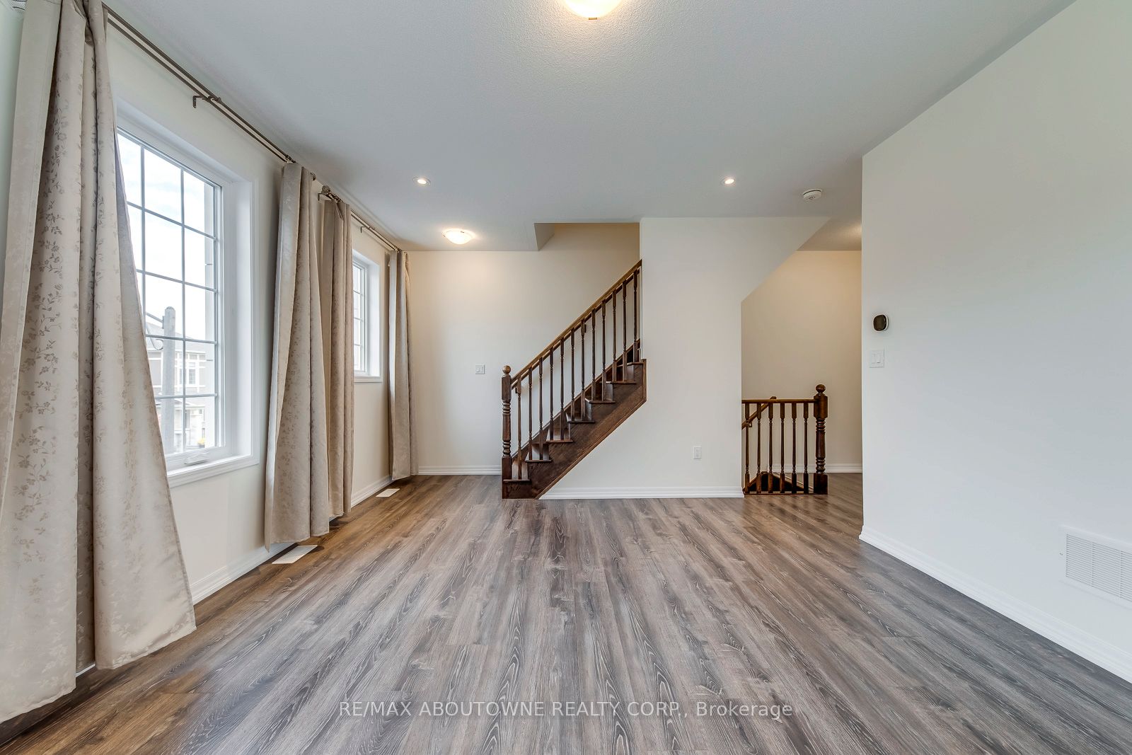 3338 Erasmum Street, Oakville ‣ W12520330 3338 Erasmum Street, Oakville ‣ W12520330