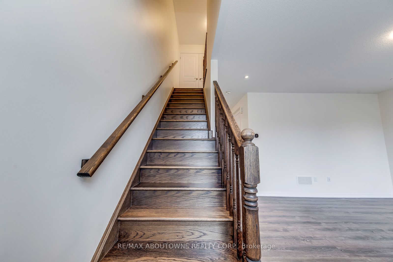 3338 Erasmum Street, Oakville ‣ W12520330 3338 Erasmum Street, Oakville ‣ W12520330