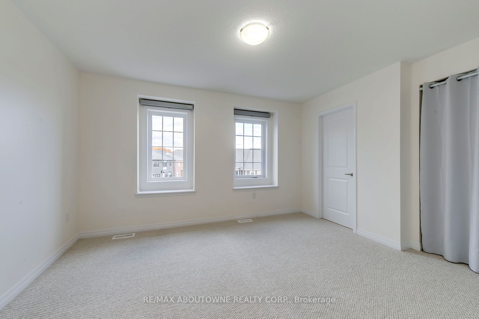 3338 Erasmum Street, Oakville ‣ W12520330 3338 Erasmum Street, Oakville ‣ W12520330