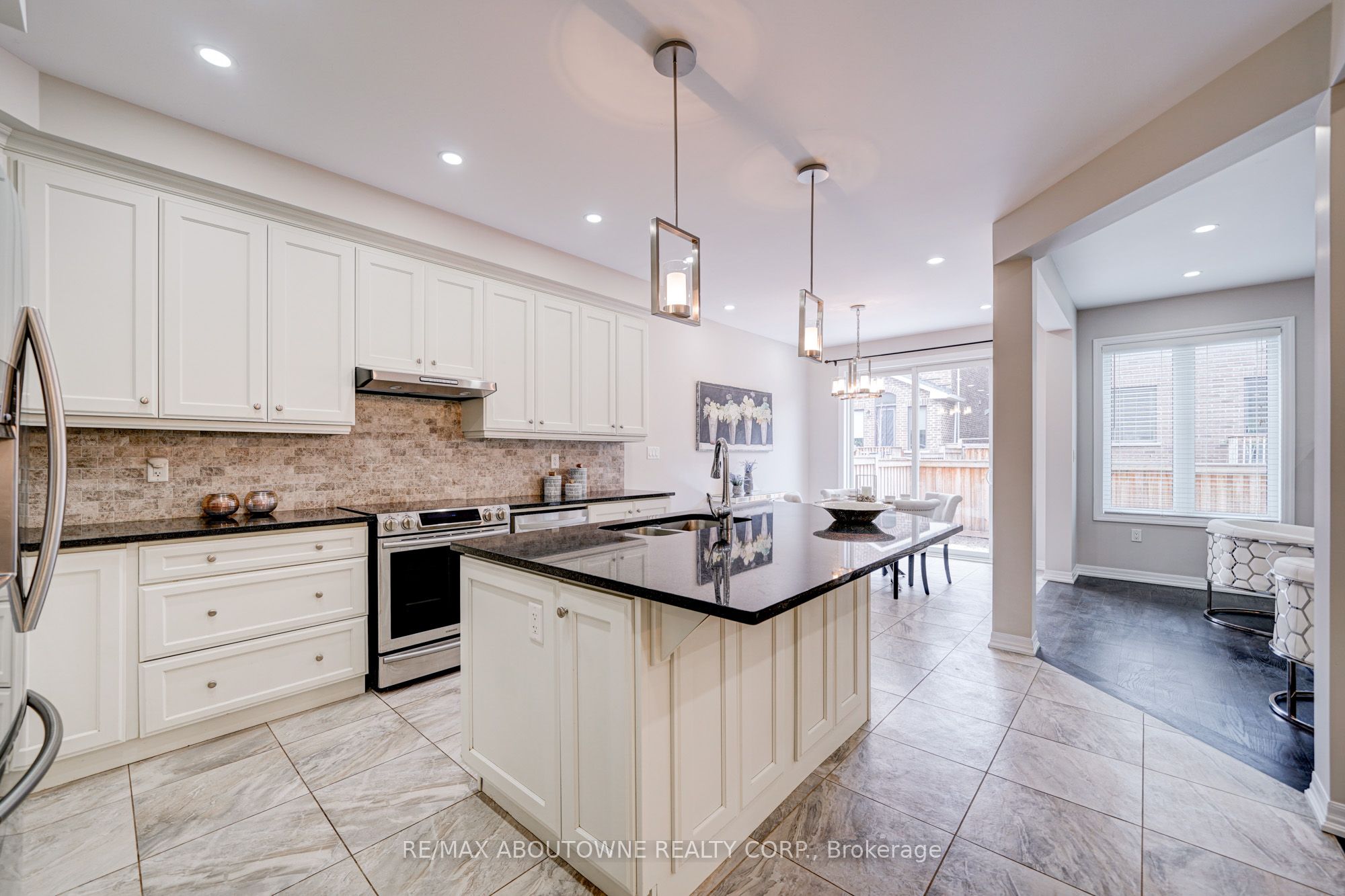 385 Dahlia Trail, Oakville ‣ W12521572 385 Dahlia Trail, Oakville ‣ W12521572