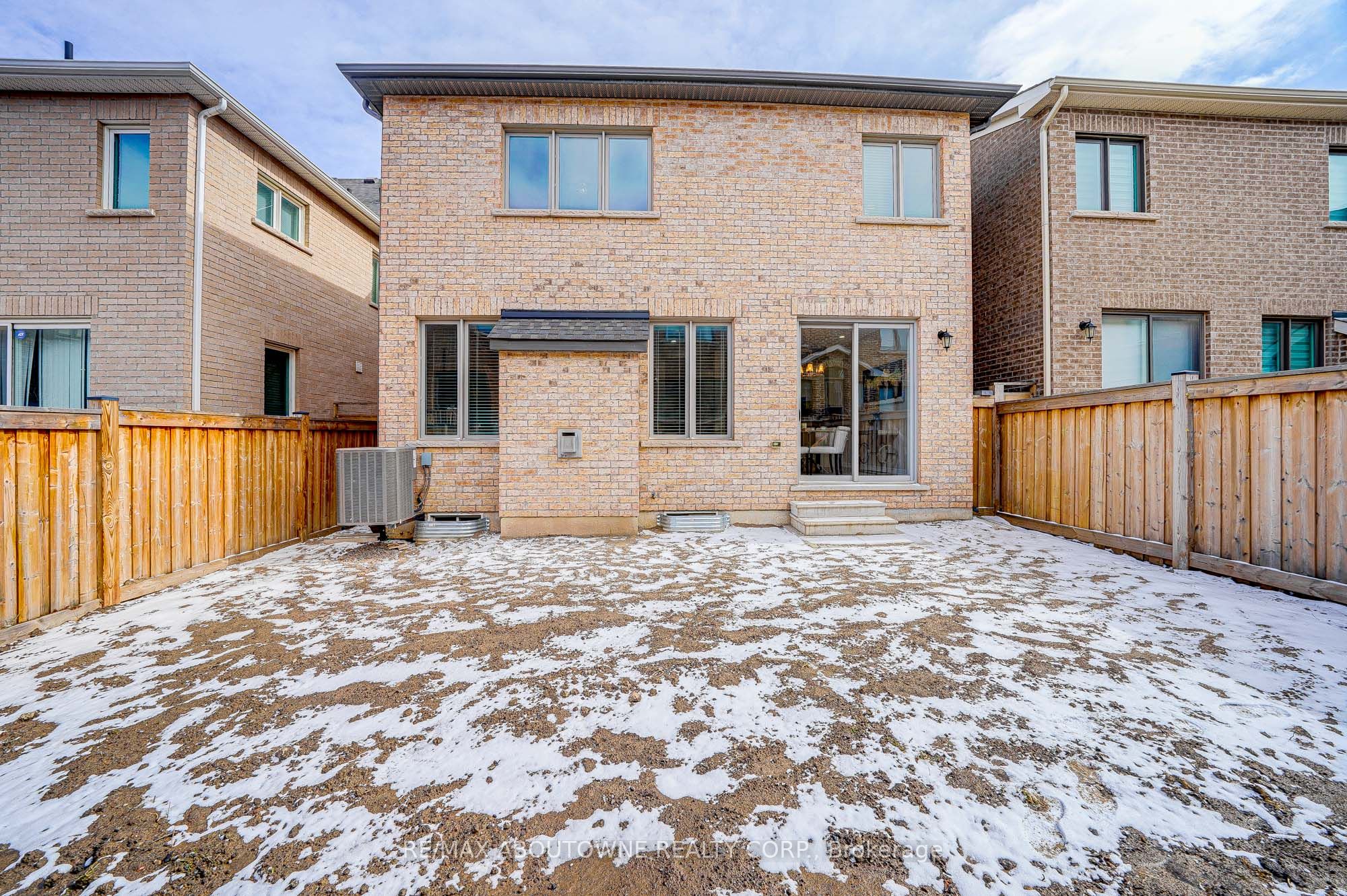 385 Dahlia Trail, Oakville ‣ W12521572 385 Dahlia Trail, Oakville ‣ W12521572