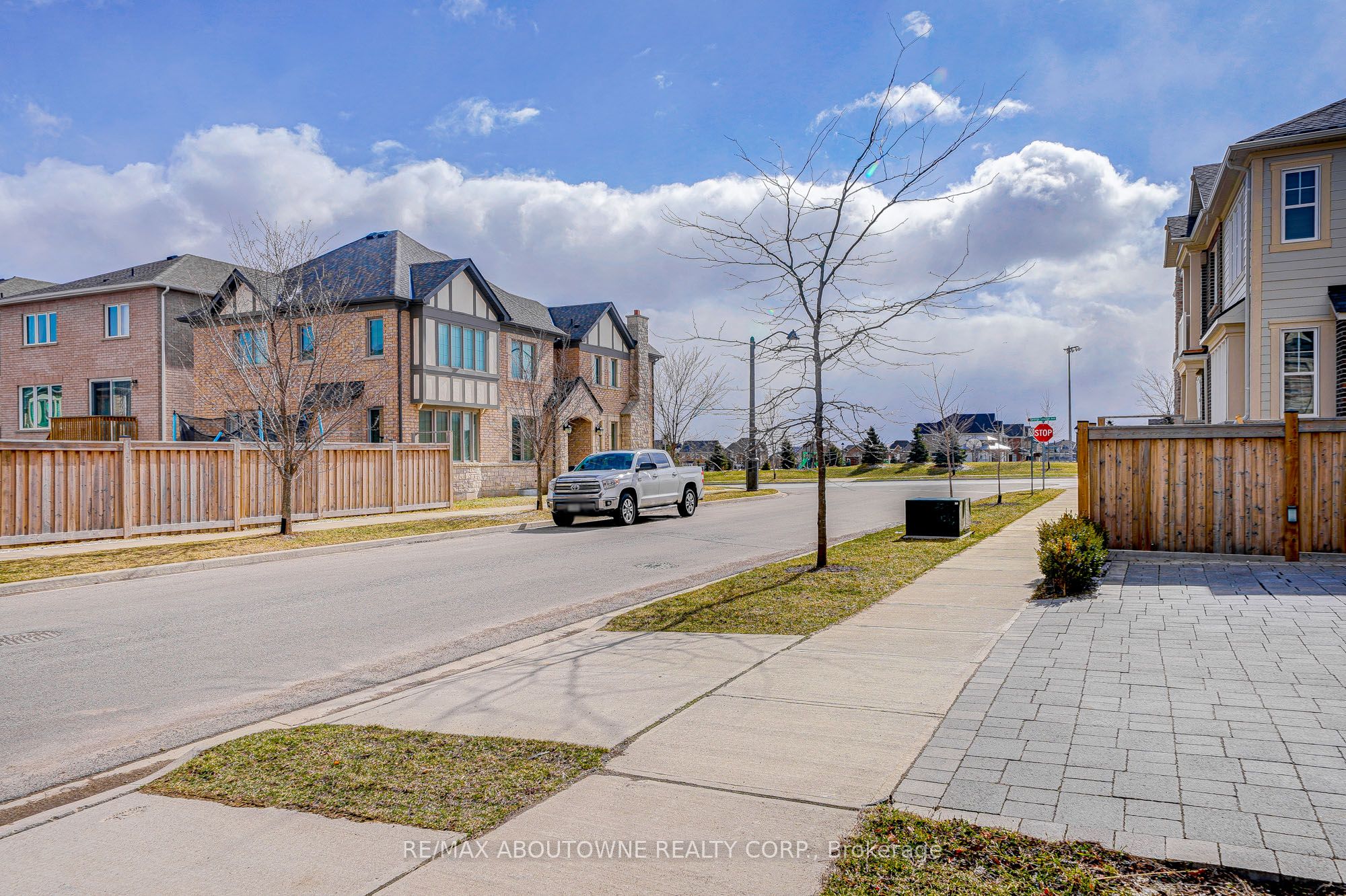 385 Dahlia Trail, Oakville ‣ W12521572 385 Dahlia Trail, Oakville ‣ W12521572
