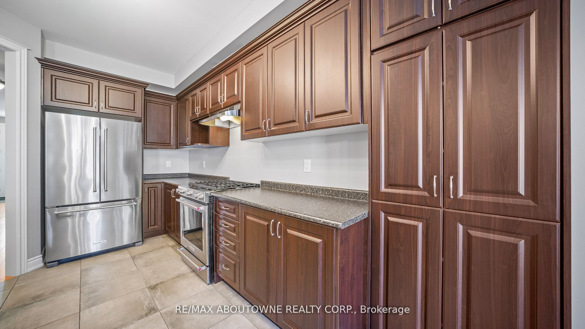 548 Terrace Way, Oakville ‣ W12522796 548 Terrace Way, Oakville ‣ W12522796