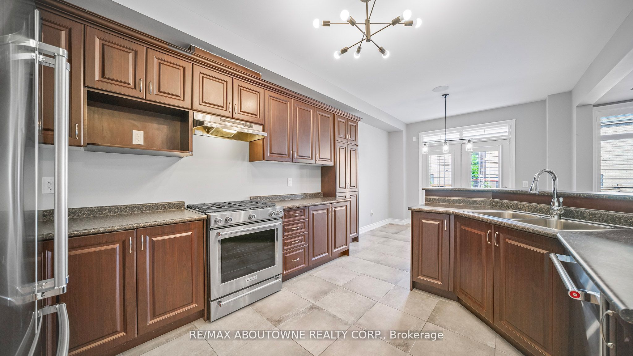 548 Terrace Way, Oakville ‣ W12522796 548 Terrace Way, Oakville ‣ W12522796