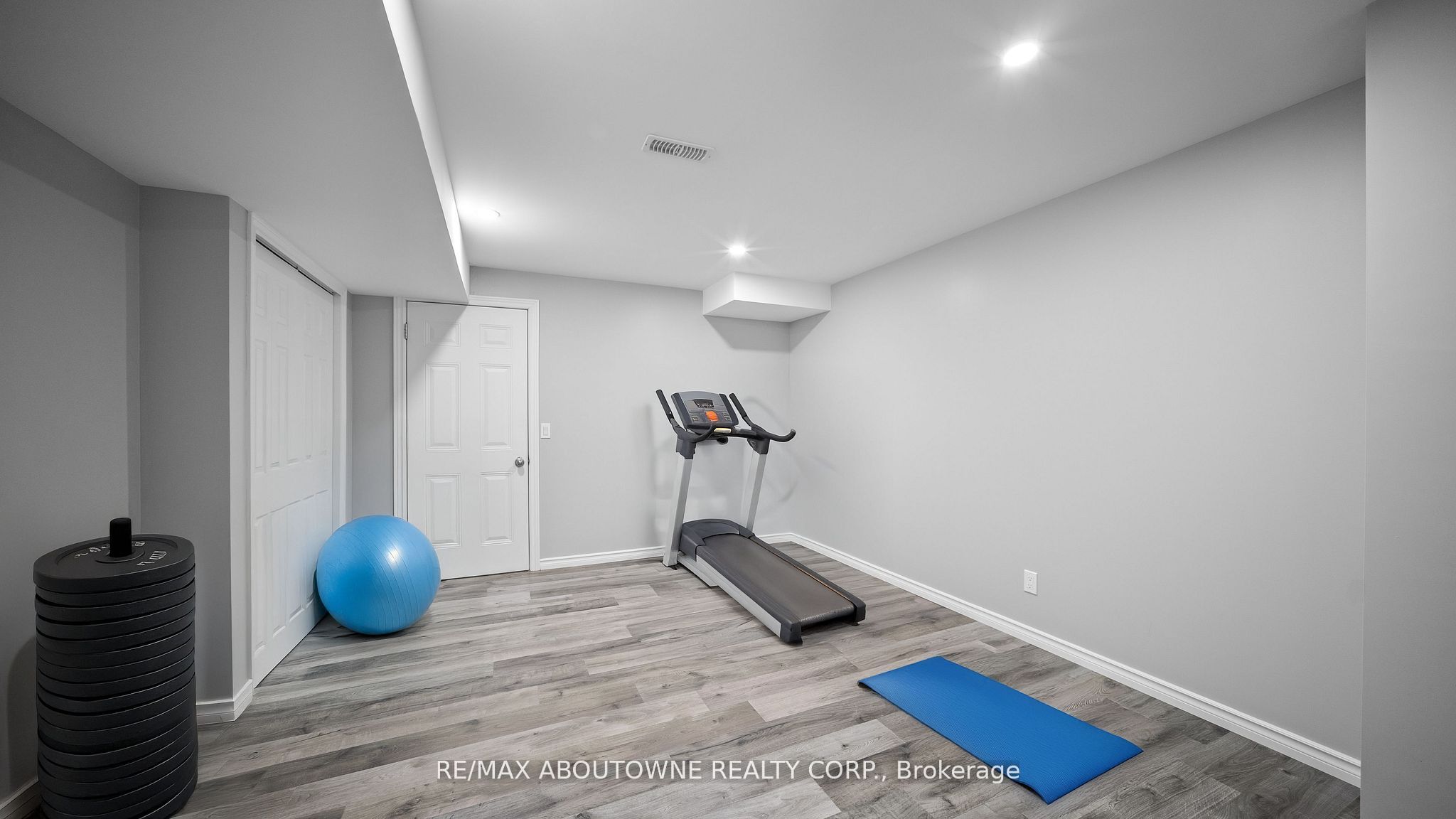 548 Terrace Way, Oakville ‣ W12522796 548 Terrace Way, Oakville ‣ W12522796