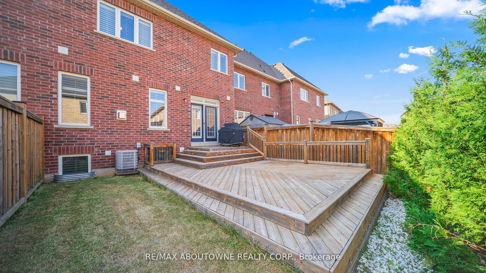 548 Terrace Way, Oakville ‣ W12522796 548 Terrace Way, Oakville ‣ W12522796