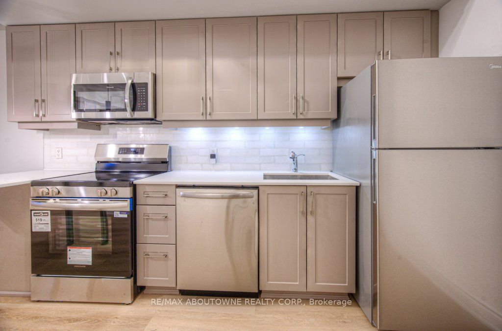 21 – 3078 Sixth Line, Oakville ‣ W12523142 21 – 3078 Sixth Line, Oakville ‣ W12523142