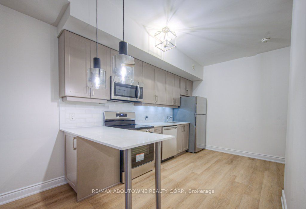 21 – 3078 Sixth Line, Oakville ‣ W12523142 21 – 3078 Sixth Line, Oakville ‣ W12523142