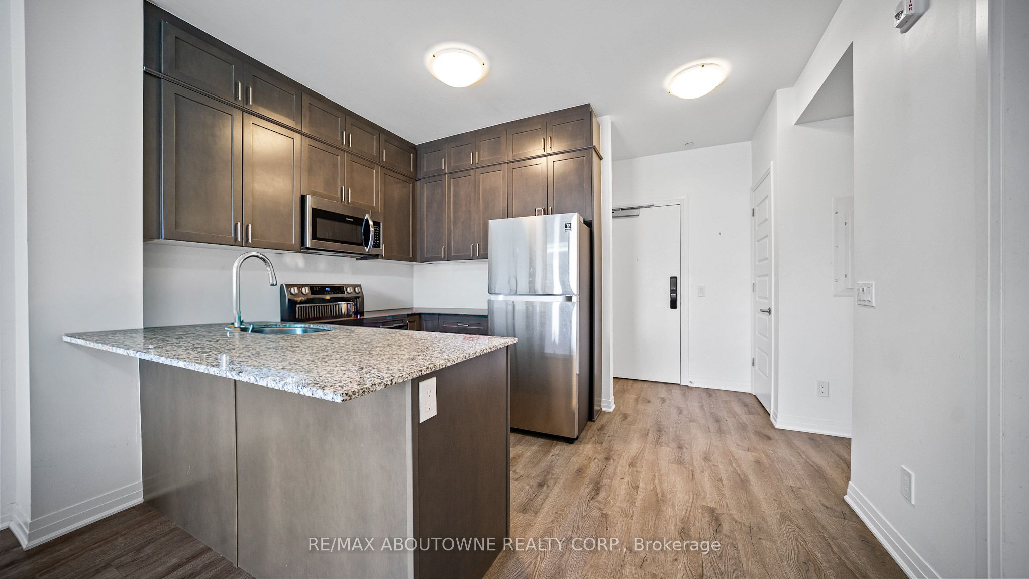 5 – 95 Dundas Street, Oakville ‣ W12529254 5 – 95 Dundas Street, Oakville ‣ W12529254