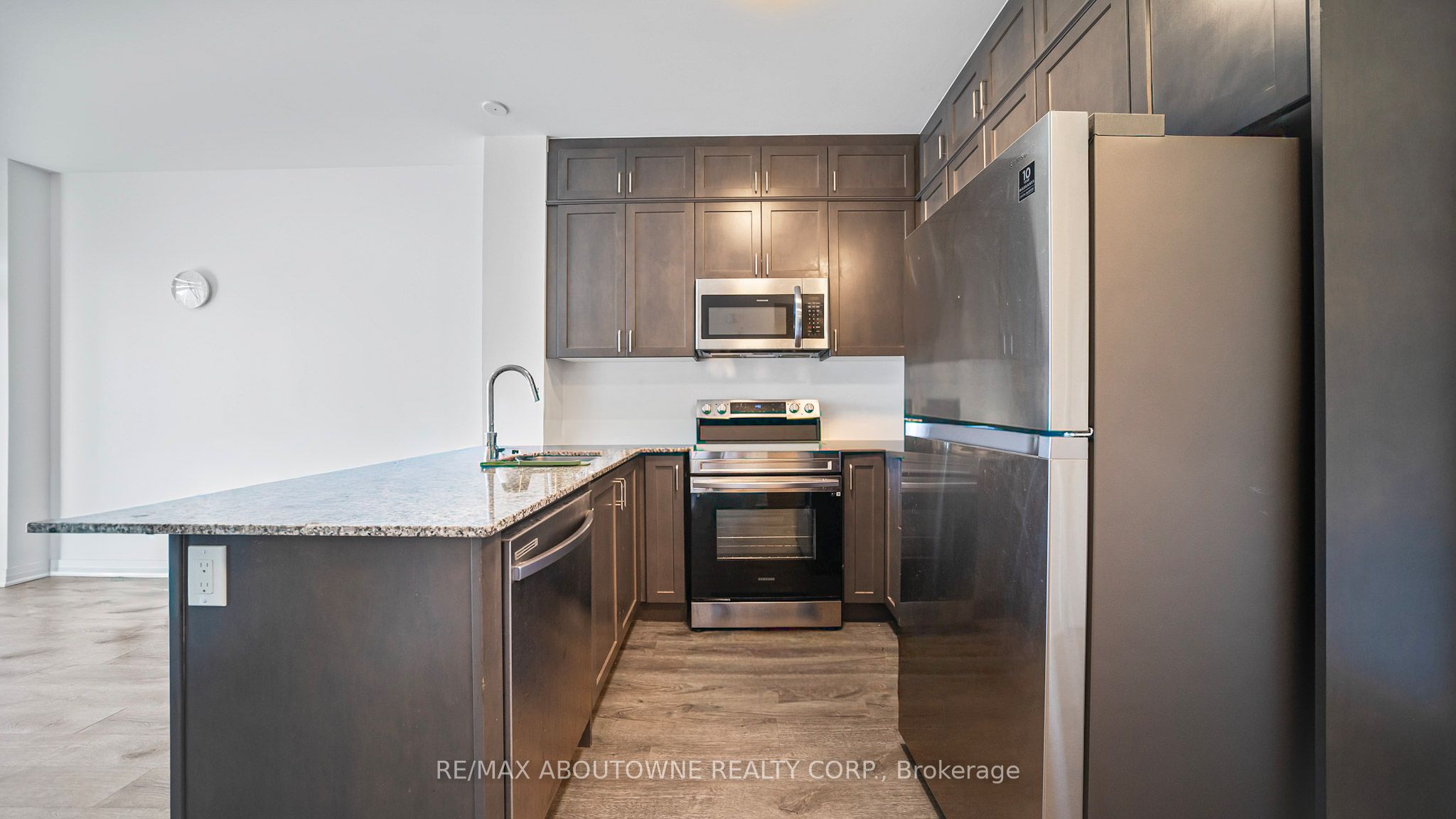 5 – 95 Dundas Street, Oakville ‣ W12529254 5 – 95 Dundas Street, Oakville ‣ W12529254