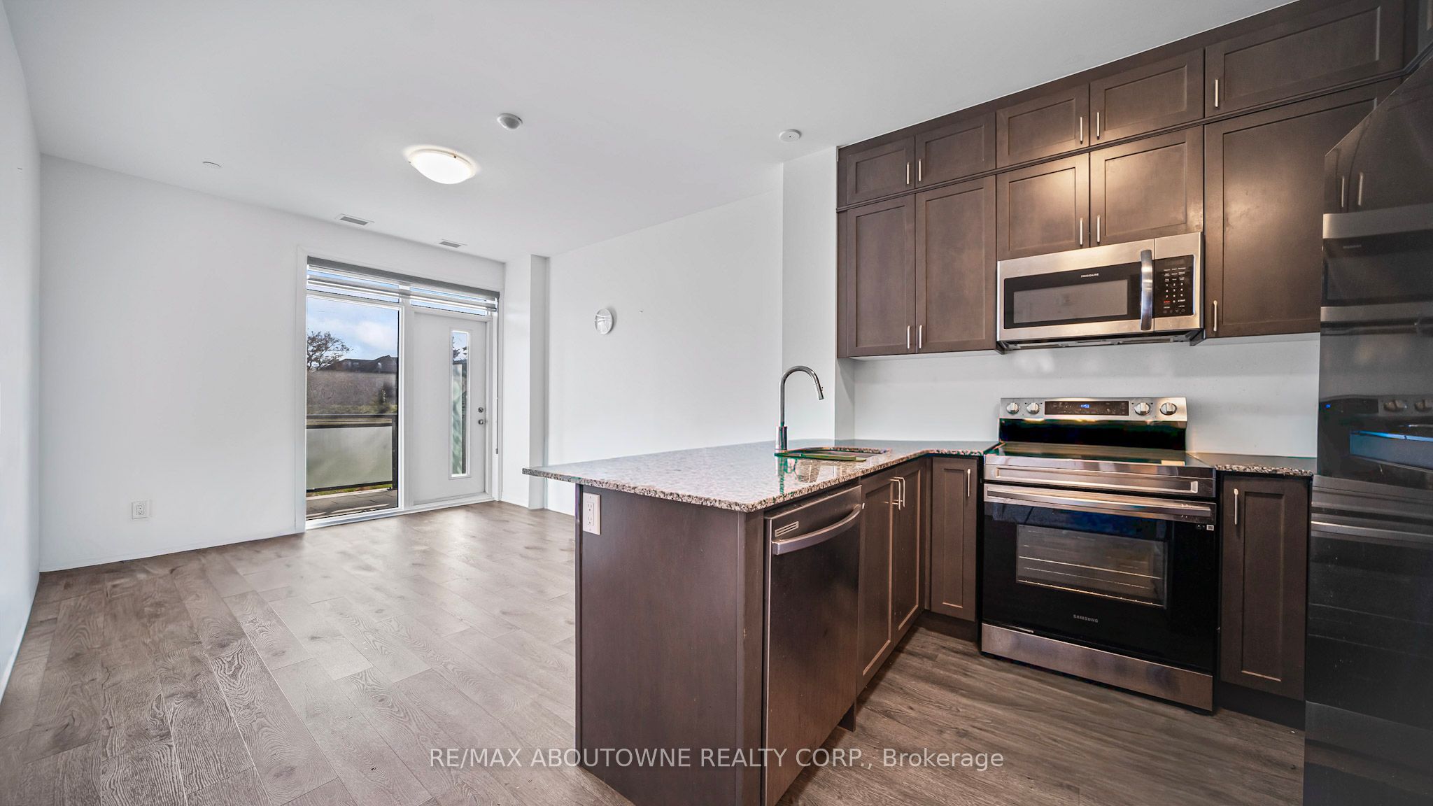 5 – 95 Dundas Street, Oakville ‣ W12529254 5 – 95 Dundas Street, Oakville ‣ W12529254