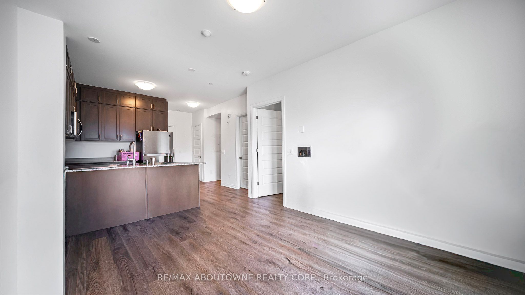 5 – 95 Dundas Street, Oakville ‣ W12529254 5 – 95 Dundas Street, Oakville ‣ W12529254