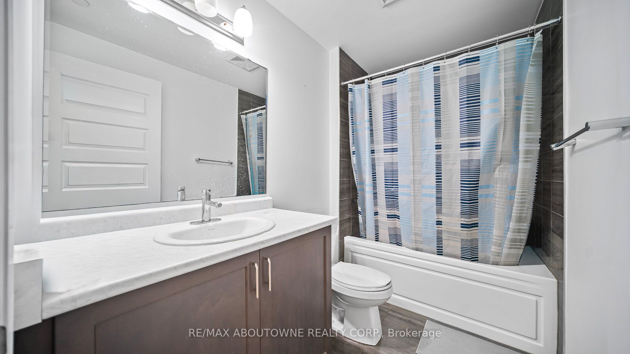 5 – 95 Dundas Street, Oakville ‣ W12529254 5 – 95 Dundas Street, Oakville ‣ W12529254