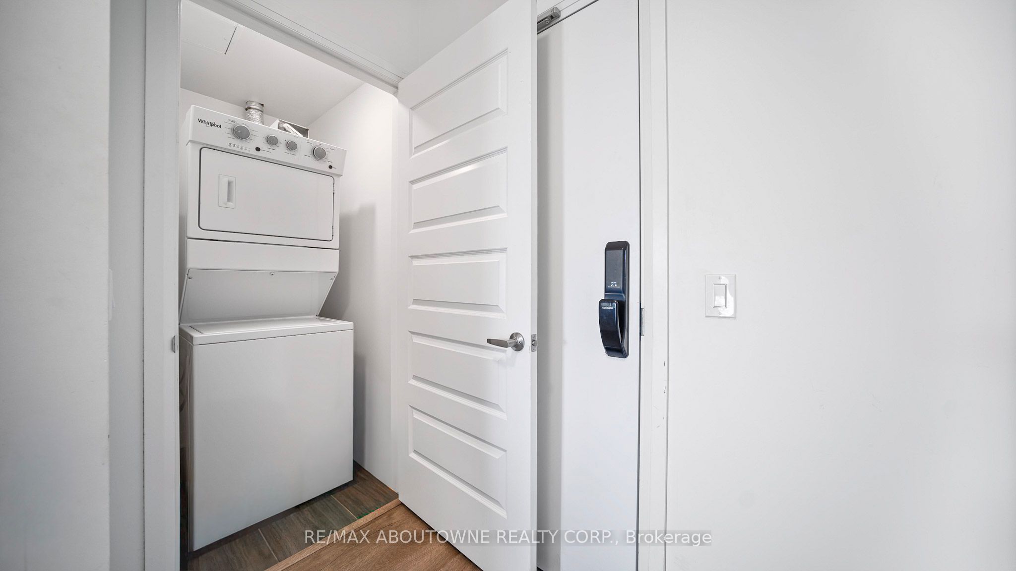 5 – 95 Dundas Street, Oakville ‣ W12529254 5 – 95 Dundas Street, Oakville ‣ W12529254