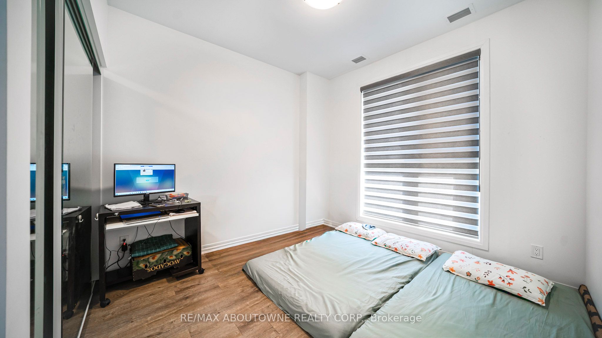 5 – 95 Dundas Street, Oakville ‣ W12529254 5 – 95 Dundas Street, Oakville ‣ W12529254